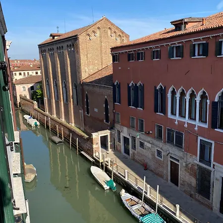 Canal View Flat Modern Design In Palace Venedig